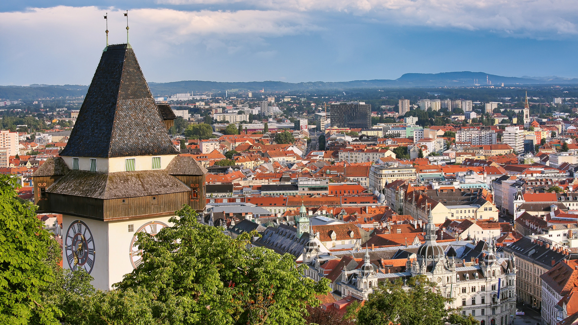 Schlossberg Blick auf Graz und Grazer Uhrturm im Sommer bei blauen wolkigem Himmel